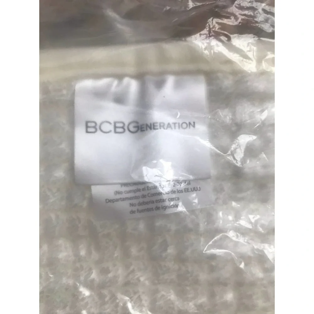 BCBG New Black & White 16-Piece Bath Set